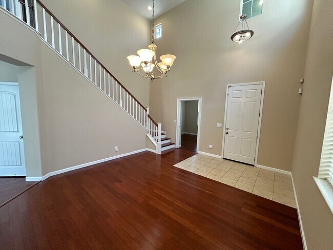 Building Photo - Beautiful 4 Bedroom 3 Bathroom in Quiet Ne...