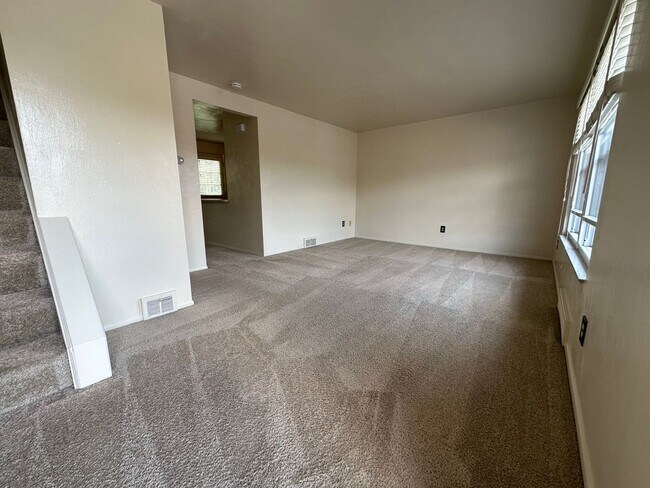 Foto del edificio - Beautiful Two Bedroom Townhouse in Plum! Equipped Kitchen, Patio & More! Call Today!
