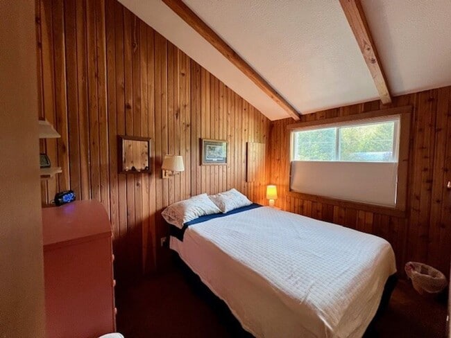 Building Photo - Fully Furnished Short Term Rental Right on...