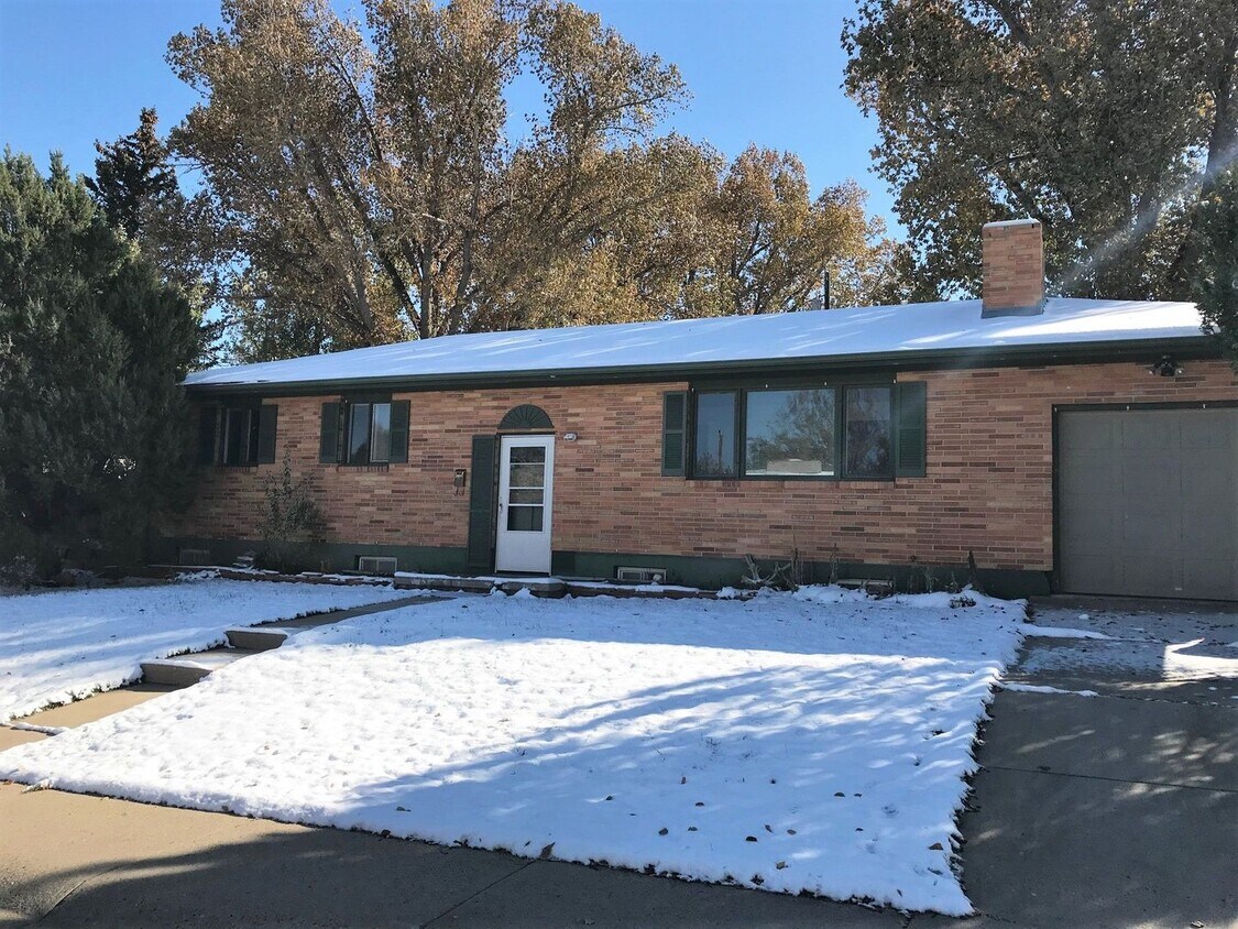 Primary Photo - 5 bedroom, 2.5 bath home with garage