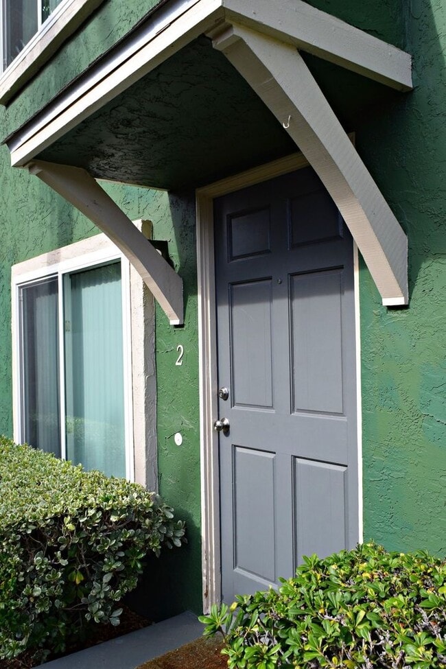 Building Photo - Charming 2 Bed / 1.5 Bath Townhome in the Heart of University Heights – Gated Community with Assi...