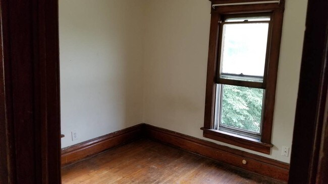 Building Photo - 427 Iowa St