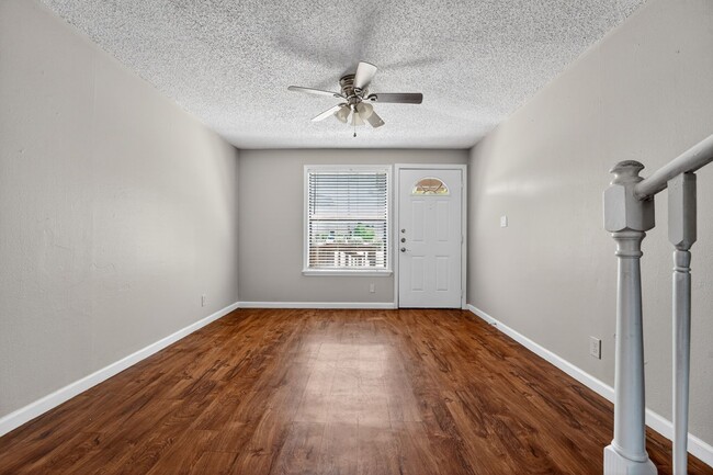 Building Photo - 2 Weeks Free! Spacious 4BR Townhome with Fenced Yard in Lago Vista