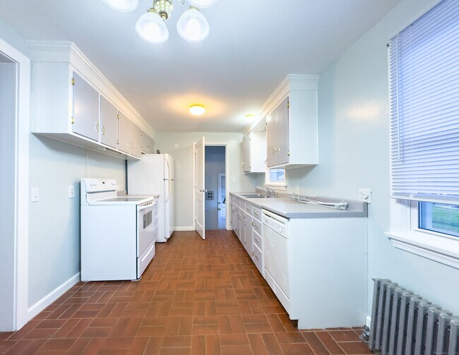 Building Photo - 111 Irving RIGHT SIDE St