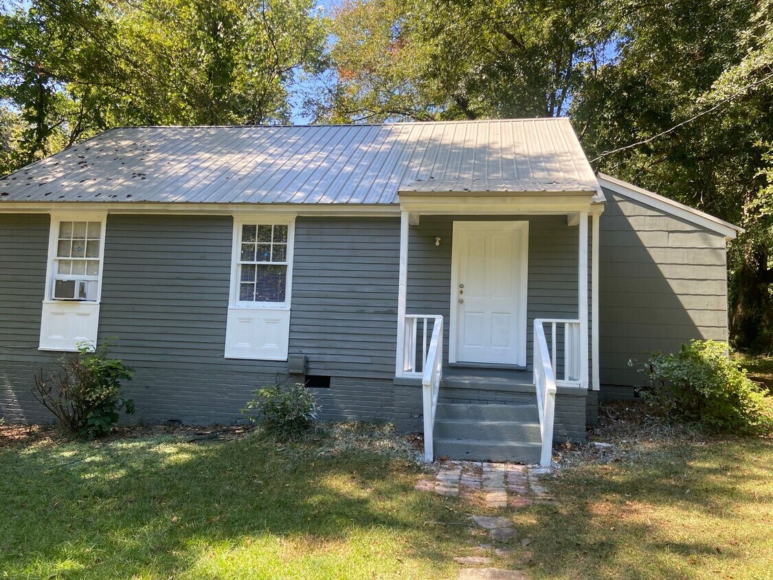 Foto principal - ***UPCOMING***2 or 3 Bedroom / 1 Bathroom ...