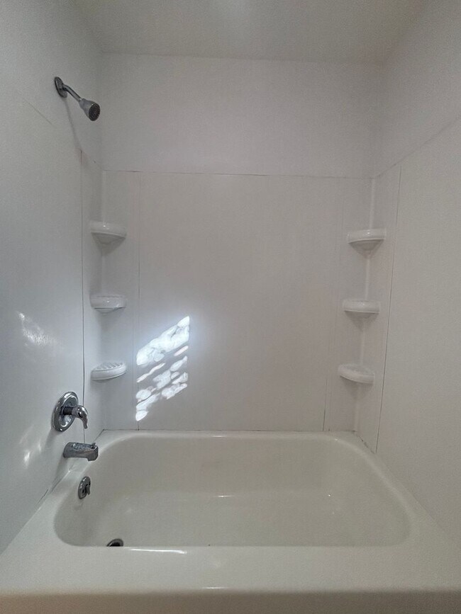 Building Photo - Beautiful 3 bedroom 1 bath house!