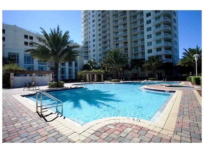 Foto del edificio - 1745 E Hallandale Beach Blvd