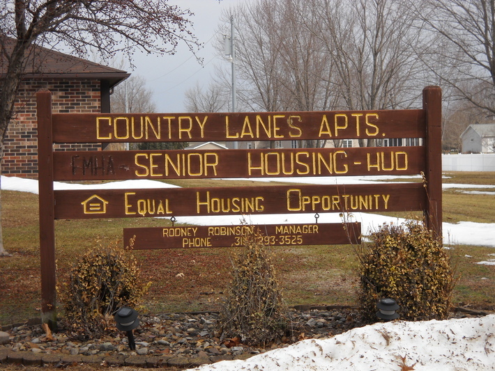Primary Photo - 916 Country Ln Dr
