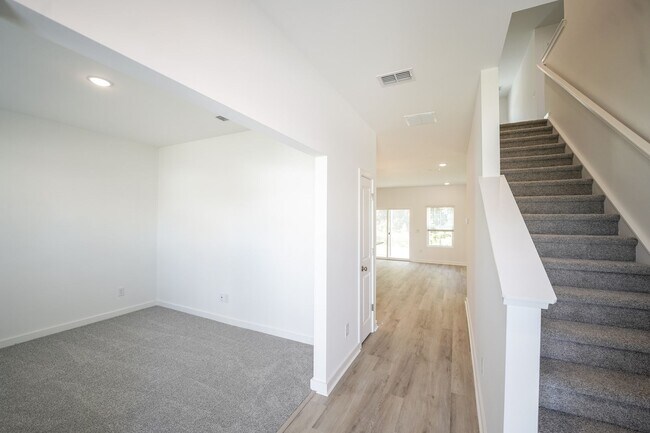 Foto del edificio - Available Now!