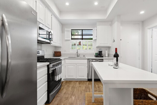 Foto del edificio - 8687 Falmouth Ave