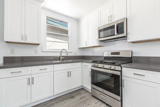 Foto del edificio - 3807 1/4 W Adams Blvd-