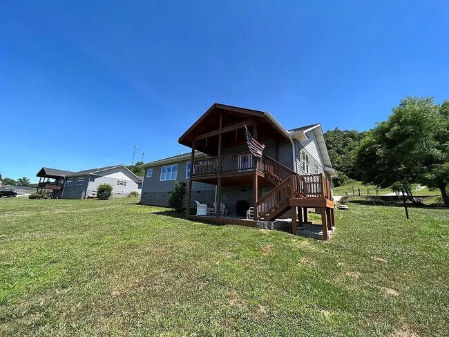 Foto del edificio - Stunning 3-Bedroom Home with Deck, Patio & Large Yard in Kodak, TN