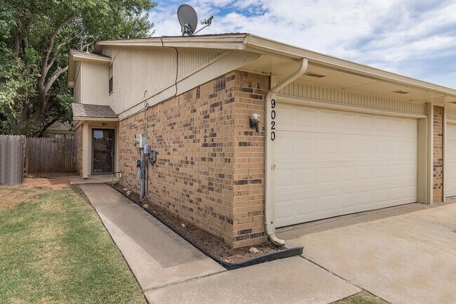 Foto del edificio - Beautiful 2BD/2.5 BTH Home Right off of NW Expressway and Shopping Areas