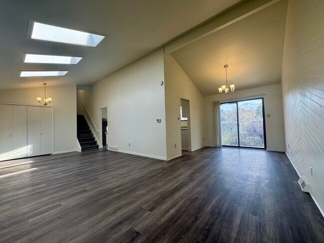 Foto del edificio - Beautiful 5 bedroom 2.5 bathroom home available NOW!!!