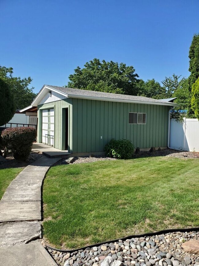 Building Photo - LEWISTON ORCHARDS HOME