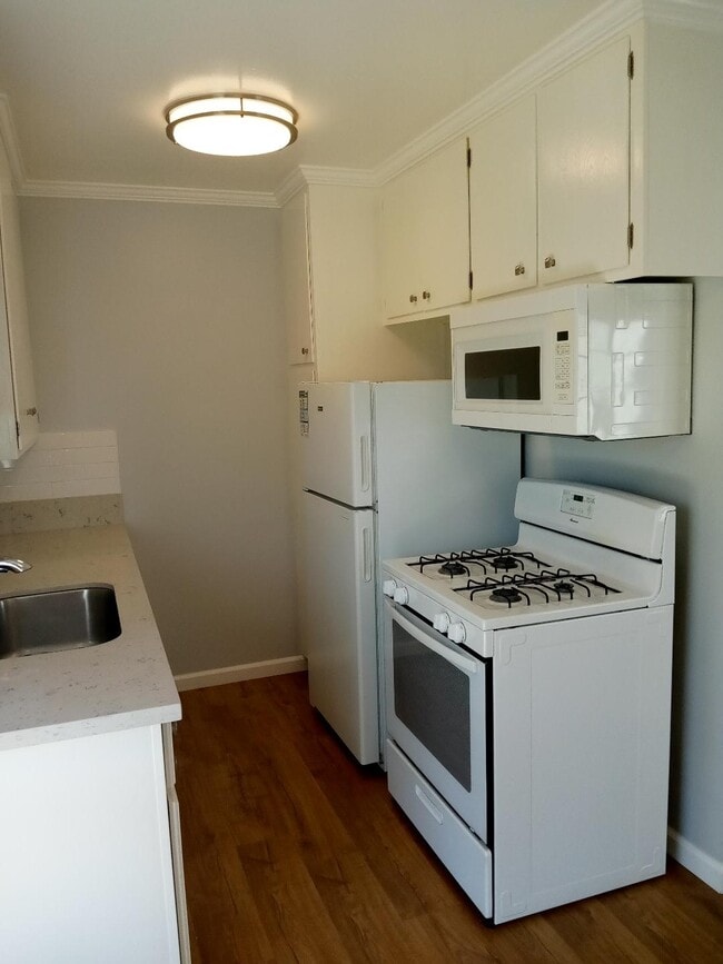 Building Photo - 1357 Edgecliffe Dr