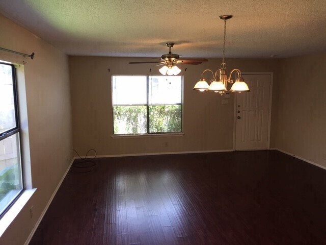 Foto del edificio - *COMING SOON* Spacious 4-Bedroom, 2.5-Bath Home with One-Car Garage!