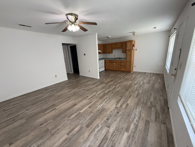 Building Photo - Ground Level 1 Bedroom Apartment in Salem!