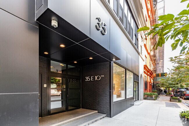 Entrada - 35 E 10th St