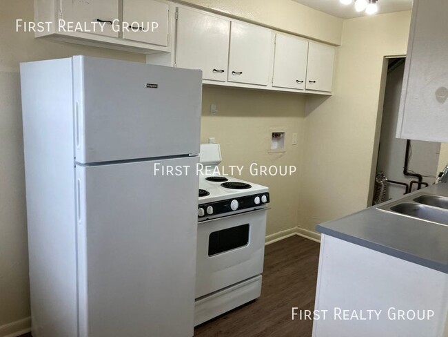 Building Photo - 2 Bedroom, 1 Bath garden Walk-Up Apartment...