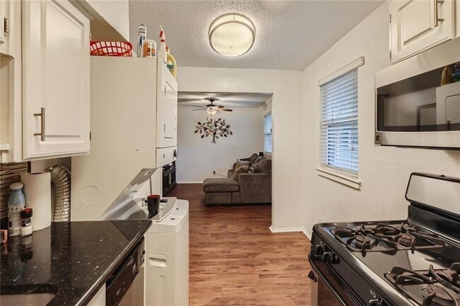 Foto del edificio - 2401 Manor Rd