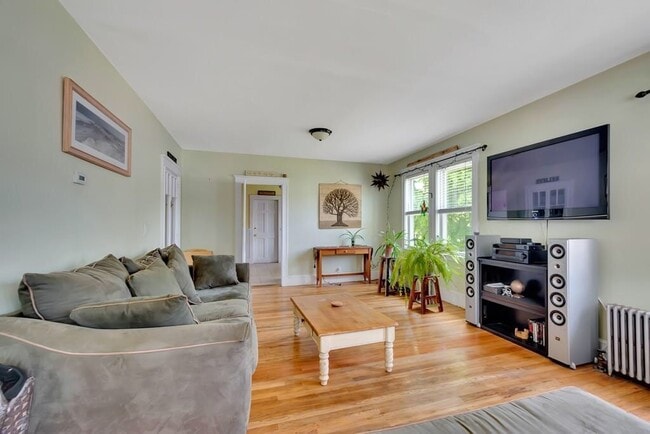 Building Photo - 40 Standish St