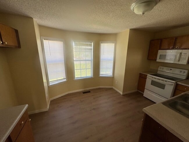 Building Photo - 3301 Roanoke Rd