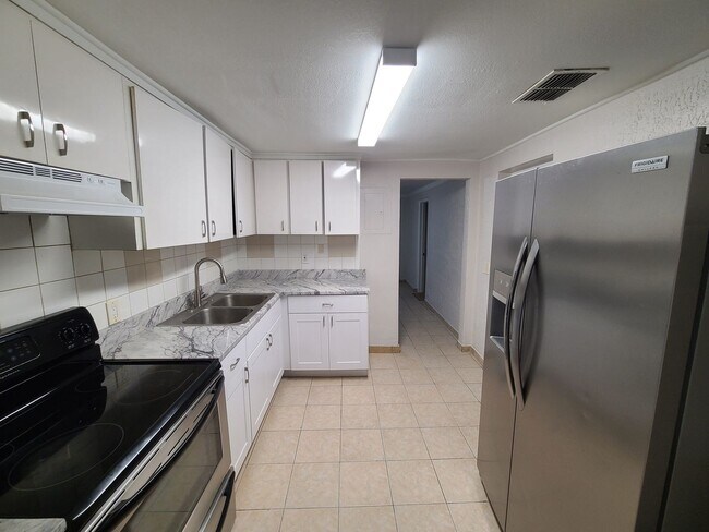 Foto del edificio - BRAND NEW RENOVATION! Spacious 5-Bed/2-Bat...