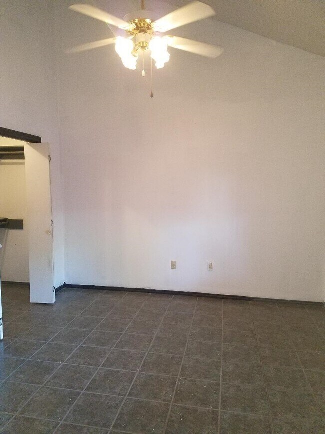 Foto del edificio - 4303 Revolution Rd