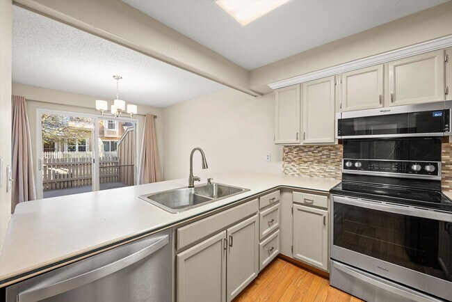 Foto del edificio - 3BR Townhome | Finished Basement | 2-Car Garage | Pool, Tennis & Pickleball