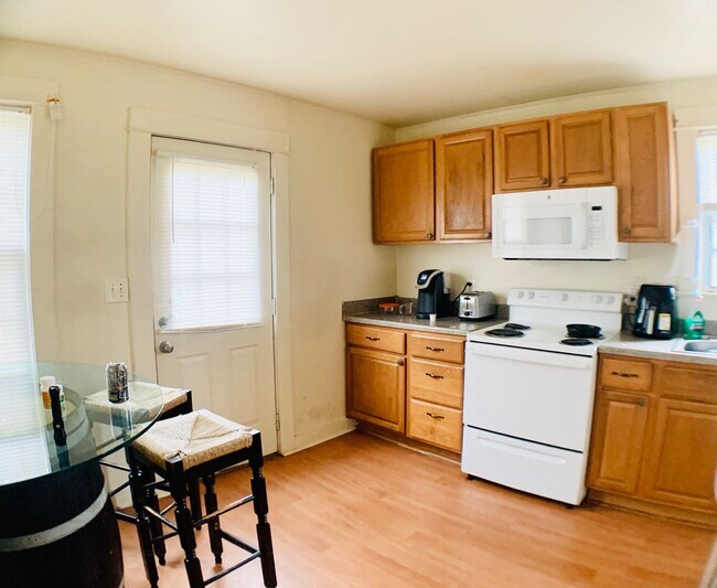 Building Photo - MINUTES TO DOWNTOWN FREDERICKSBURG - 2 BEDROOM COTTAGE