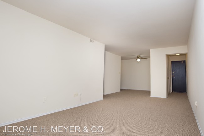 Interior Photo - 421-431 W. Barry Avenue