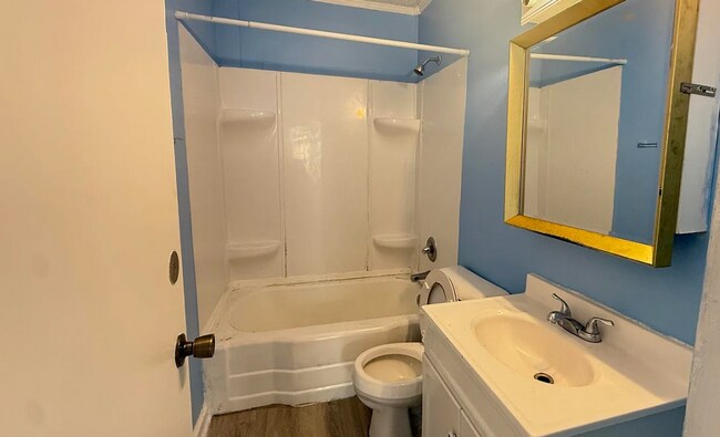 Foto del edificio - 2 bedroom house coming available SOON!