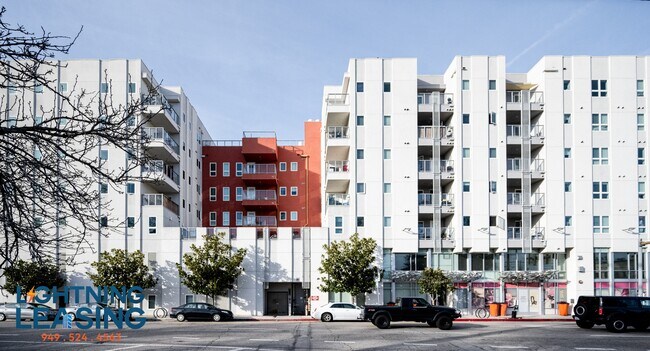 Foto del edificio - 11405-11405 Chandler Blvd