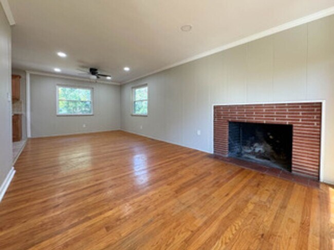 Foto del edificio - Knoxville 37919 - 4 Bedroom, 3 Bath Home - Contact Tom Parry (865) 607-3649