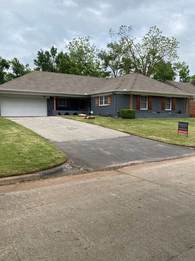 Primary Photo - Executive Home in Wilemans Belle Isle