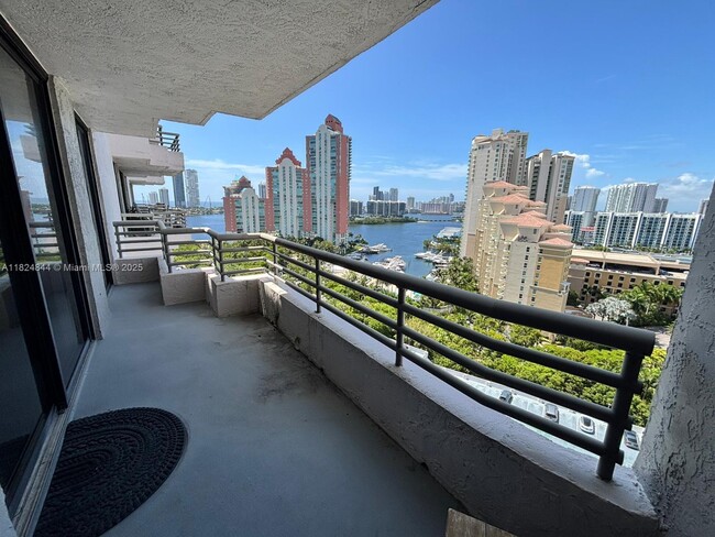 Foto del edificio - 3300 NE 191st St