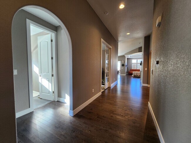 Building Photo - 4 Bed 4 Bath Located in Wolf Ranch!