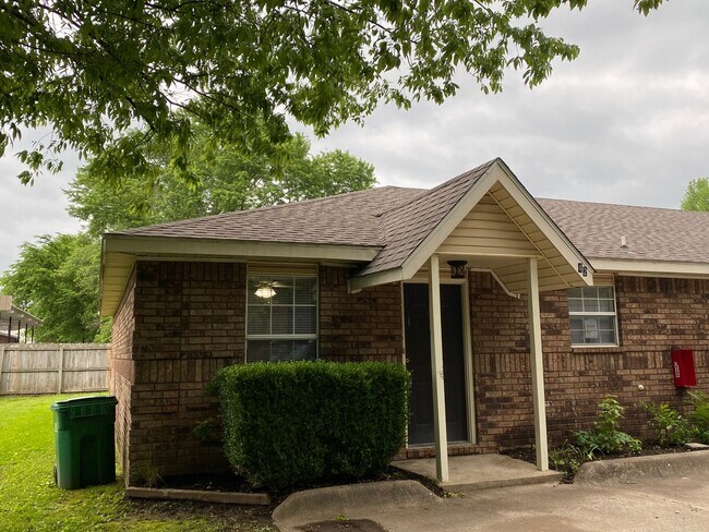 Building Photo - TWO BEDROOM DUPLEX IN FARMINGTON AR!!