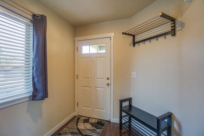 Building Photo - 6204 NE 70th Ct