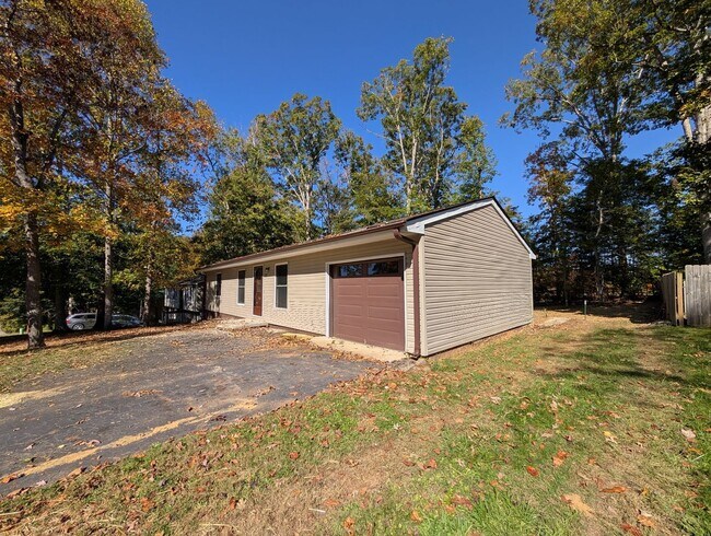 Foto del edificio - Weaverville Rental **6 or 12 month lease available**