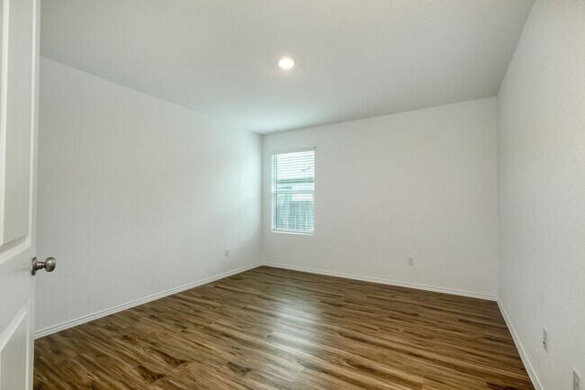 Building Photo - 206 Pearland St