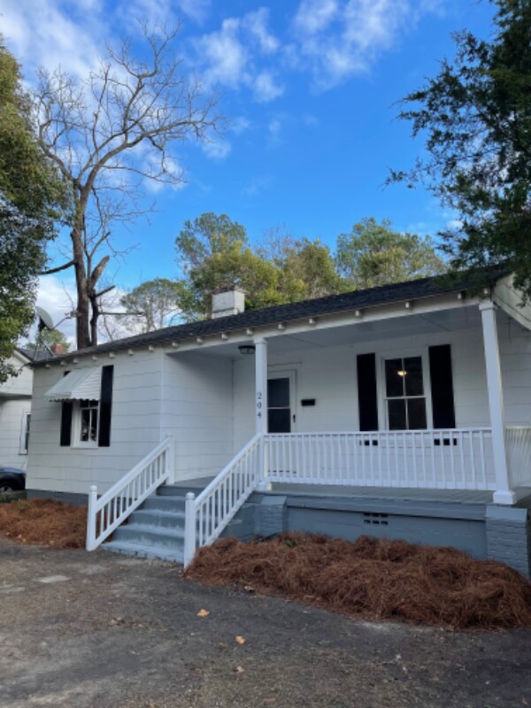 Primary Photo - 204 E Hampton St