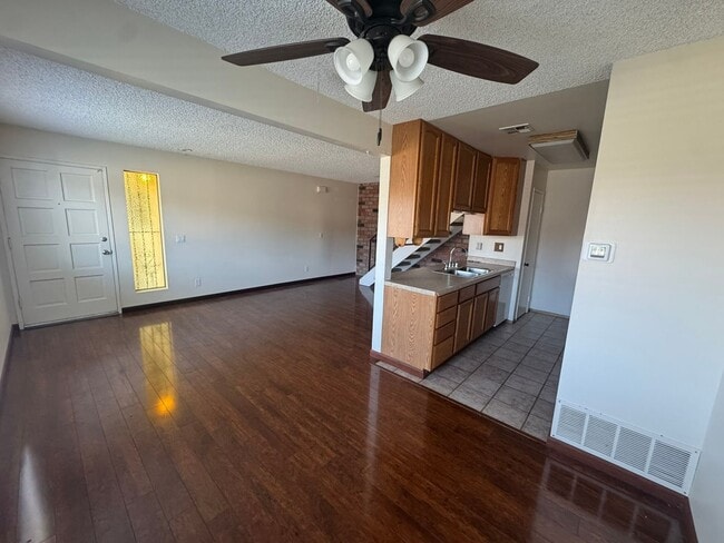 Building Photo - Updated 2 Bed / 1 Bath Condo in Lakeside