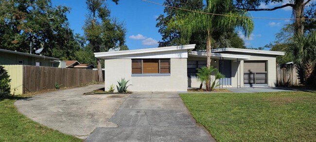 Building Photo - 2027 BENTLEY ST