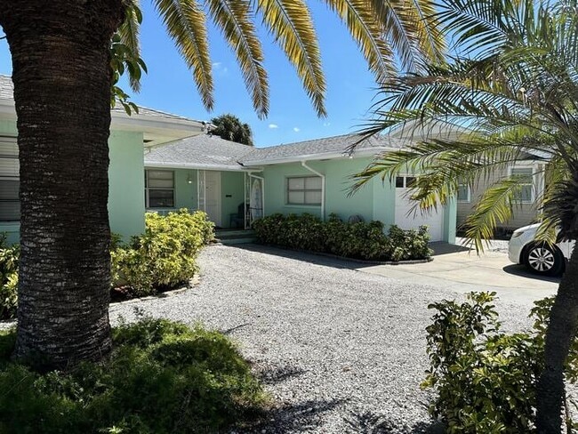 Building Photo - 3 bedroom 3 bath Clearwater Beach With Doc...