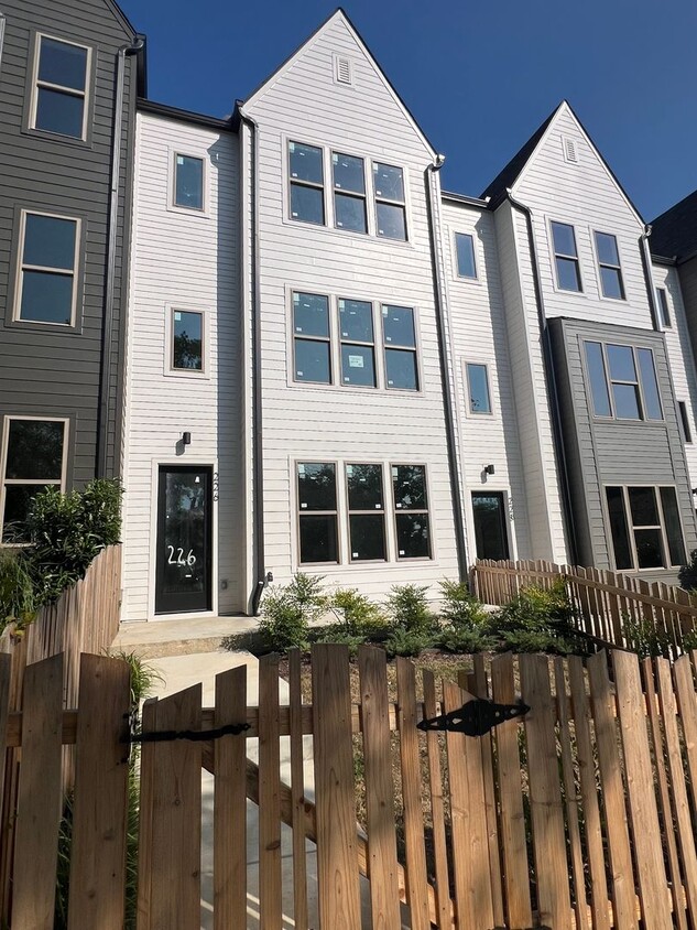 Foto principal - Sleek East Nashville townhome