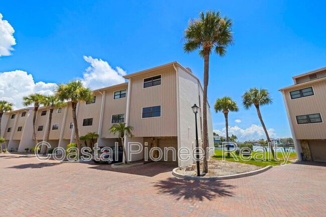 Building Photo - 12356 Capri Cir N