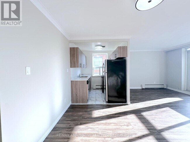 Photo du bâtiment - 276 St Clair Ave W