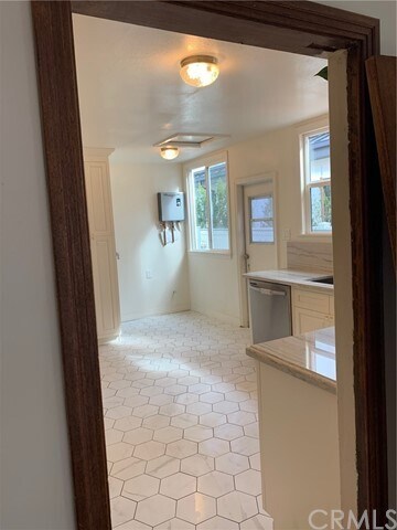 Building Photo - 546 N Poinsettia Pl